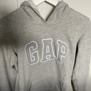 GAP hoodie - Så himla skön och fin hoodie ifrån GAP, köpt i New york för 2 år sedan, men den kom aldrig till användning