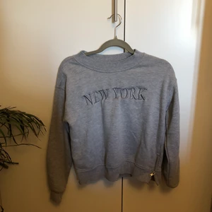 Grå tröja ”New York” - Alla plagg jag säljer är i fint skick. Tvättludd kan förekomma. Har du frågor om plagget? Skicka ett meddelande!