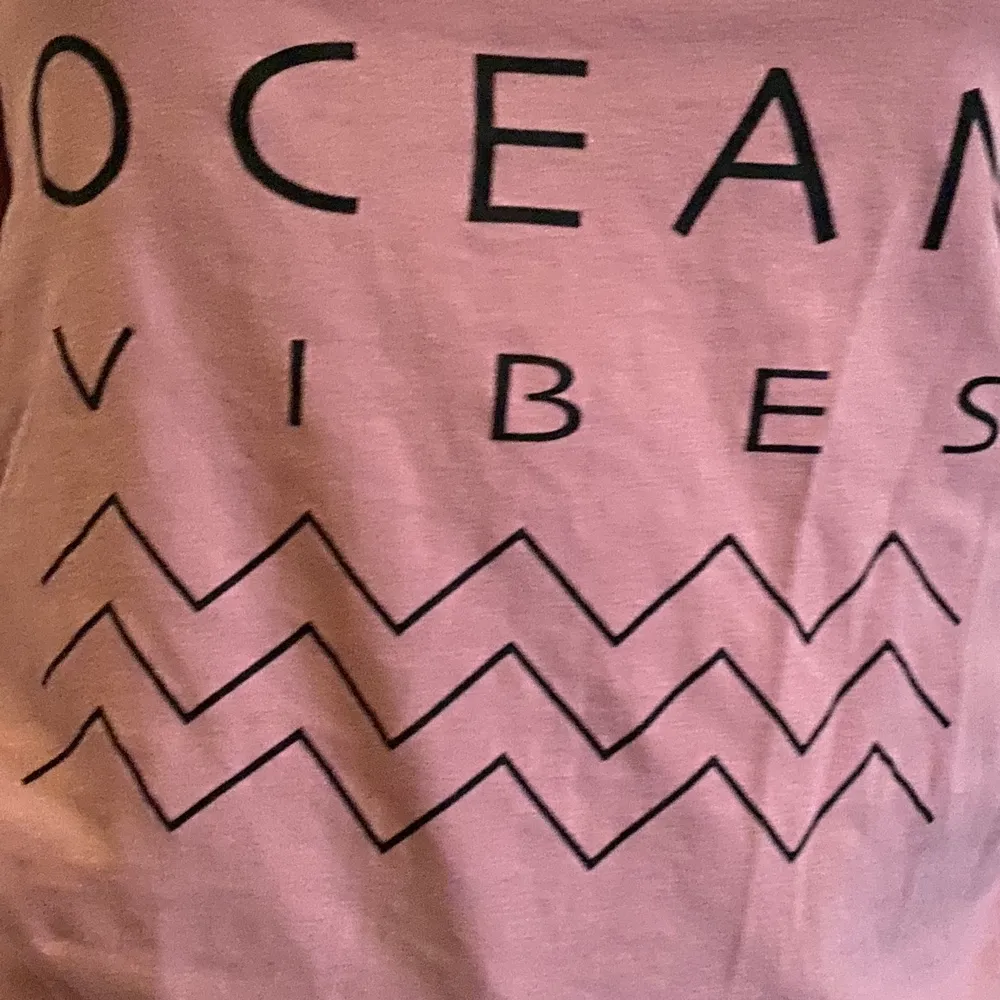 En rosa tröja med en text där det står ”ocean vibes” på i svart text. Skönt material och ett mönster under texten. frakt ingår. Tvättar såklart innan frakt. . T-shirts.