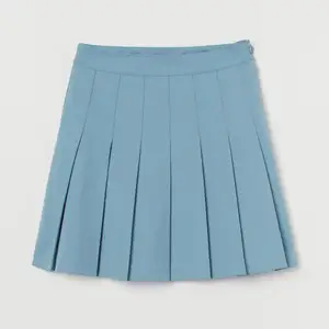 Säljer denna ur snygga kjolen från hm. Har aldrig kommit till användning då jag känner att det inte riktigt är min stil. Prislappar är av och köptes i februari. 