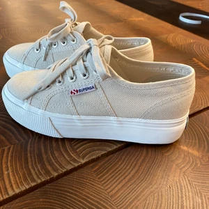 Superga Acotw Linea strl 35 - aldrig använda  - Helt nya Superga! Beiga tygskor i strl 35 passar nog en liten 36a också, inköpta i vår för 800kr. Frakt tillkommer