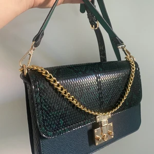 Väska  - Väska från river Island k nyskick. Mått 25 cm , följer med ett långt och ett kort axelband. Fyra fickor i väskan. Superfin😍🤩👌🏽