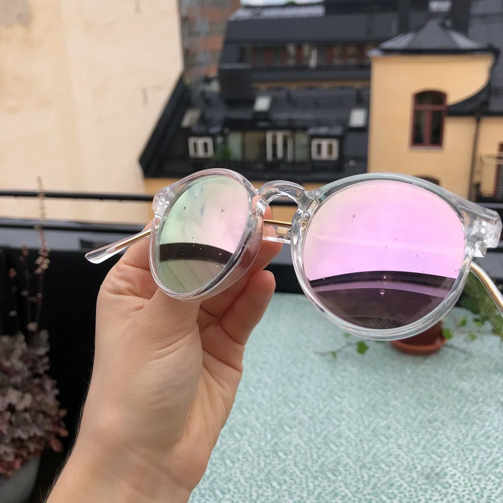 solglasögon med rosa/ ljusgröna spegelglas! Köpta i USA. Knappt använda, i gott skick:))🌷. Accessoarer.