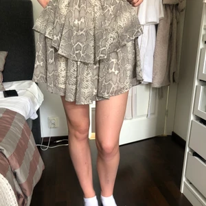 Volangkjol från gina - En volangkjol i storlek 38 från Ginatricot i ormmönster