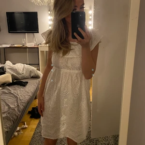 Klänning - Vit sommarklänning, endast använd en gång💞