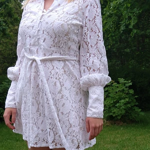 Studentklänning - Tar du studenten i år och behöver en sista minuten-klänning? Säljer nu denna fina spetsklänning från NA-KD som jag hade på min student för en vecka sedan✨ Storlek 36 men passar även mig som är en 38:a. OBS! Underklänning ingår inte💕