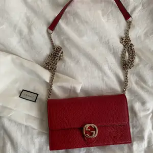 Säljer denna röda gucci väskan i läder (gucci interlocking chain wallet bag) en plånbok som man kan använda den som en crossbody bag. Nypris är ca 10k, köpt i gucci butiken i Hamburg. Använt ett väldigt få tal gånger, helt felfritt & nästan som ny. Hittar tyvärr inte boxen men dustbagen följer med. Bredd cm:19 Höjd cm:12 Djup cm:4🌹