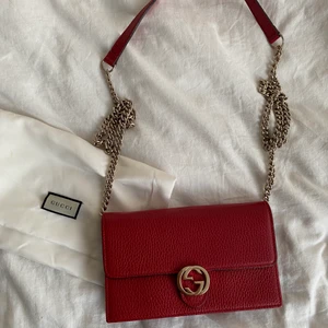 Gucci wallet on chain crossbody bag - Säljer denna röda gucci väskan i läder (gucci interlocking chain wallet bag) en plånbok som man kan använda den som en crossbody bag. Nypris är ca 10k, köpt i gucci butiken i Hamburg. Använt ett väldigt få tal gånger, helt felfritt & nästan som ny. Hittar tyvärr inte boxen men dustbagen följer med. Bredd cm:19 Höjd cm:12 Djup cm:4🌹