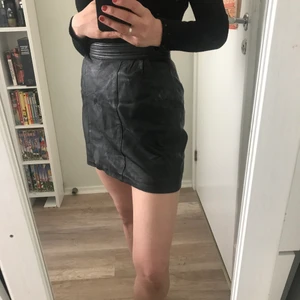 Skinnkjol i äkta läder  - Högmidjad vintage skinnkjol i äkta läder