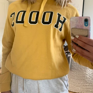 Gul tröja, det står Hoods på  - Inte alls så använd men färgen har gått ut lite 