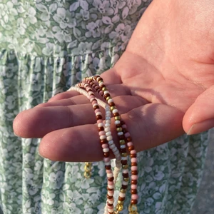 Armband - Handgjorda armband. Har man andra önskemål om färger på pärlorna och även mönster så går det att fixa. Justerbart. 35kr/st.