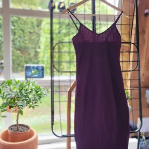 BIKBOK Klänning XS/S - Vänligen läs noga innan du köper. Vinröd klänning inköpt från BIKBOK i storlek XS och fungerar bra även om du har S. Köparen står för all eventuell fraktkostnad. Betalning sker innan vara skickas eller vid överlämning. Endast swish.