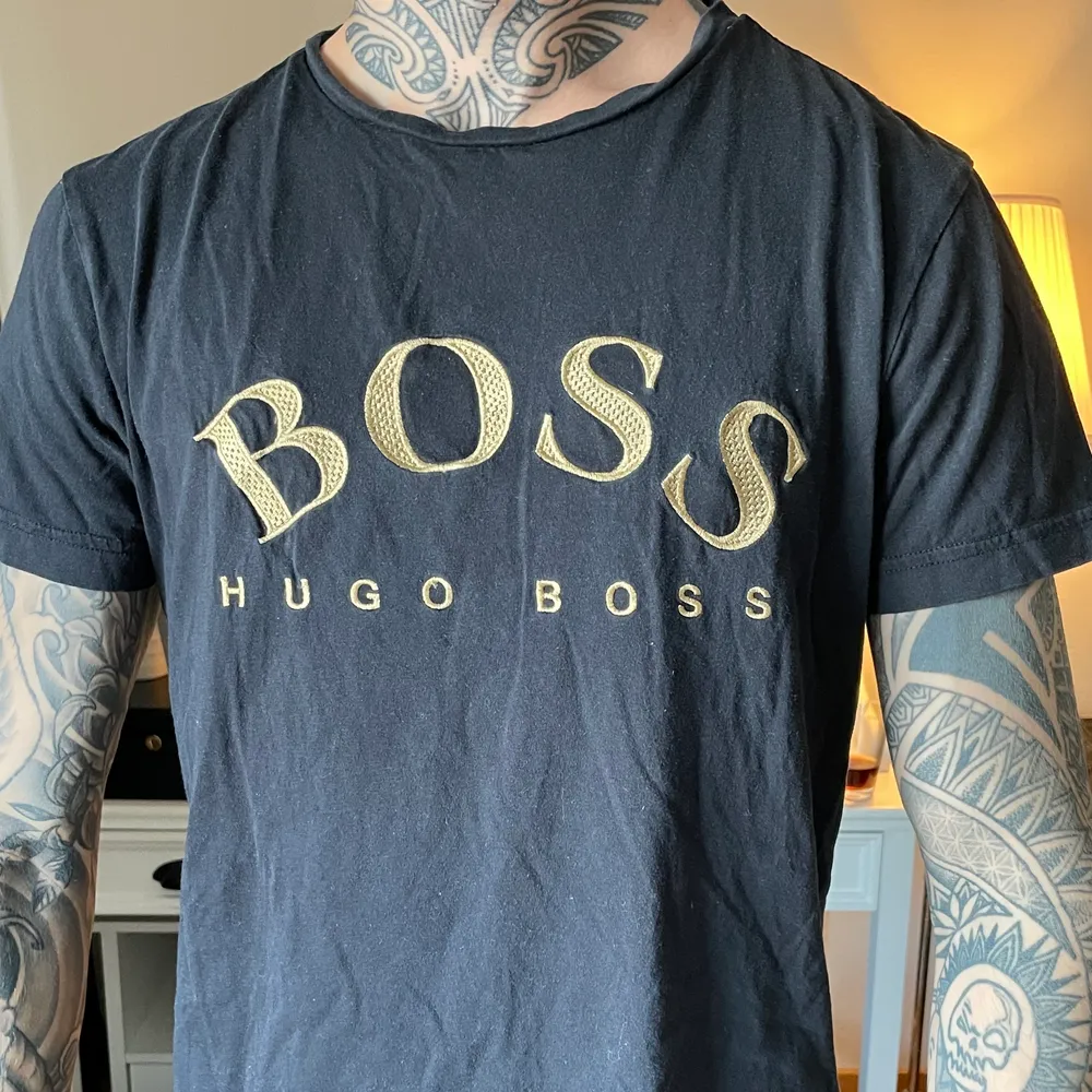 Hugo Boss t-shirt i storlek S. Bra skick. Ordinarie pris runt 550-600, mitt pris 300. T-shirts.