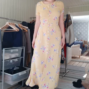 Gul klänning  - Så vacker klänning men används för sällan. Storlek M men passar mig som är S