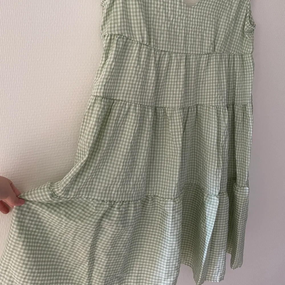 Dov ljusgrön klänning i M. Helt ny men tyvärr för liten för mig. Säljes för 60kr + frakt💕Först tilll kvarn och betalning via swish som gäller. Klänningar.