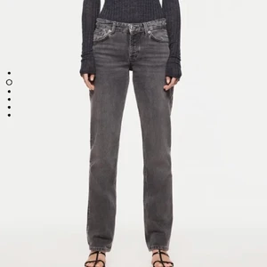 Gråa jeans - Säljer dessa populära jeans från zara och de är endast använda nån enstaka gång❤️ storlek 38 men passar större och mindre beroende på passform! Bud på: 400