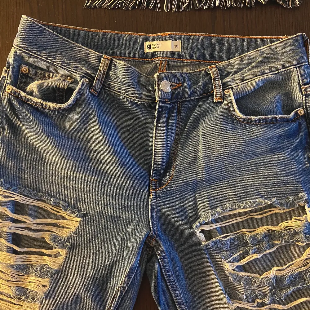 Ribbade jeans från Gina Tricot. Vädligt svårt att få en rättvis bild på dessa. Men första bilden visar hur dom ser ut uppifrån på mig. Dom är tighta men längst ner lite lösare.. Jeans & Byxor.