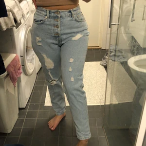Mom jeans med hål  - Mom jeans från pull & bear, jätte fint skick! 
