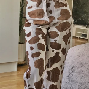 Cow print pants - Strlk:S. Då den är helt oanvänd och endast ligger i min garderob finns det säker någon som skulle styla dessa perfekt🥰. Köpt från Shein