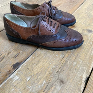 Vintage skor brogue - Fina och tidlösa brouge skor, lyfter en outfit direkt. Dem är så fina men tyvärr lite för stora för mig som är liten 36 i skostorlek. Välhållna och fräscha, köpta av en säljare på Plick. 