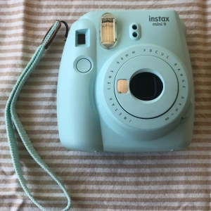 Intax mini 9 kamera - Ljus blå Intax kamera. Skriv privat till mig om du undrar något eller vill köpa. Pris kan även diskuteras. Köparen står för frakten, 62kr. Kan även mötas upp. 