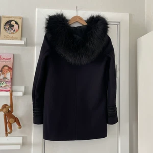 Kappa Zara - SÅ fin kappa från Zara i en mörkblå färg. Fakepäls men väldigt fin och fluffig. Storlek XS