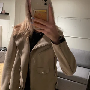 Skinnjacka - En ny skinnjacka som är använd 2 gånger. Jag säljer den eftersom att det inte kommit till användning för mig men jag tycker att det är väldigt fin och har många fina detaljer! Köpt för 599kr. Köparen står för frakt!