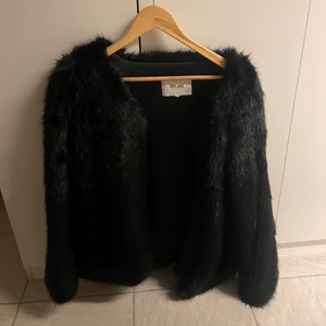 Dry lake pälsjacka som är slutsåld!  - En pälsjacka(ej äkta päls!) från dry lake som är slutsåld. Köpt för rätt länge sen, men nog bara använt den 1-2 gånger så i topp skick, som ny. Köpte den för ca 1800 kr. Nog storlek L, men passar en stor S, till L. Passar både till fest och vardags! Kom med egna förlslag i privatachatten(inga bud under 400kr!). ❤️❤️
