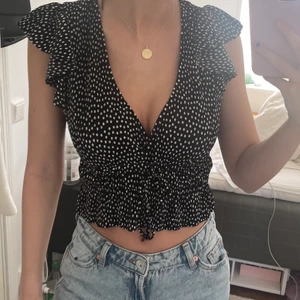 Prickig blus - En super söt prickig blus från Zara. Köpt i Spanien 2019. Används tyvärr inte längre då jag har för mycket kläder. Den är bra skick och finns inget fel på den. Kan användas utan bh. 🤍