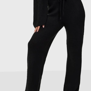 Ribbad vida mjukisbyxor - Vida, ribbade svarta mjukisbyxor. Säljer då de inte passar mig. Aldrig använda. Storlek S men passar även XS.