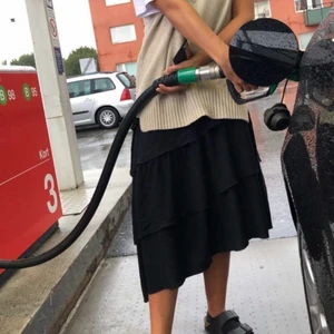 Klänning/kjol - Klänning/kjol från Zara som är i väldigt fint skick. Kan användas som både klänning men också kjol om man bär något över den. Perfekt nu till sommaren. Köpare står för frakt.