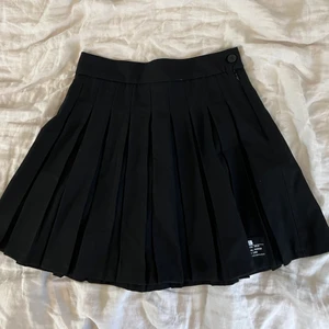 Tenniskjol - Superfin tennis kjol från Bershka som tyvärr blivit för stor:(. Perfekt till sommaren och våren! Aldrig använd och prislappen är kvar! Säljer en i vitt också!