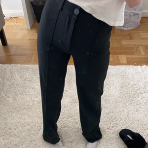 Kostymbyxor  - säljer dessa helt oanvända kostymbyxorna från pull and bear 