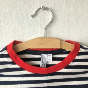 Randig tröja - & Other stories  - Mörkblå randig tröja med röd urringning. Från & Other stories. Storlek 36