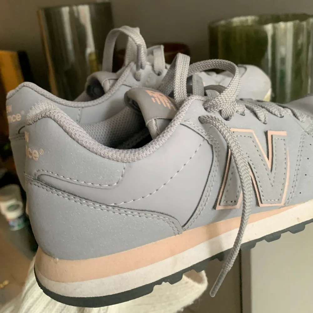 New balance model 500 i storlek 36,5, grå/beige. För små för mig så säljer de vidare efter att ha använt några gånger, men som sagt för små så nu har de bara stått. Köpare betalar frakten. Pris kan diskuteras vid snabb affär! . Skor.