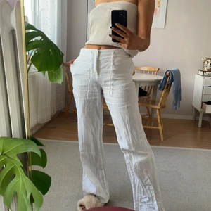 Vita linne byxor  - Så fina vita linne byxor i strl S perfeekta till sommar/vår!! Är 1.70 cm och går ner till hälarna på mig. Säljer då jag har ett par liknade. Bud från 60 kr (frakt tillkommer på 52 kr)📦 
