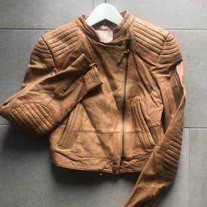 Kort Skinnjacka beige  - Skinnjacka i mjukt läder, använt få gånger/nyskick🧡🤍 liten 36:a  