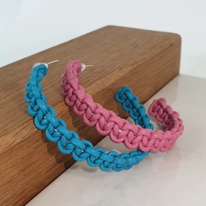 Egentillverkat örhänge (hoop) - Örhänget är flätat i både rosa och blått läder