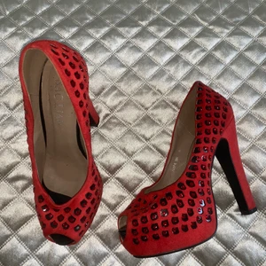 Röda klackskor  - Säljer mammas gamla klackskor som hon inte använder. 