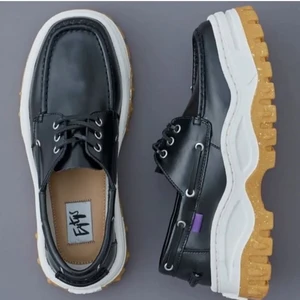 Eytys Mykonos - världens finaste ”loafers” Eytys som jag älskar men tyvärr inte får använding för😢 Använda typ max 5 gånger så är i jättebra skick. Nypris ligger runt 2000kr men säljs inte länge hos Eytys! 