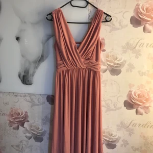 Balklänning stl S - Endast använd vid ett tillfälle. 