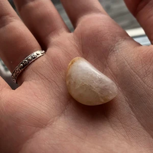 Kalcit/honungskalcit - säljer denna kristall som är äkta då jag köpte den på kristallrummet,gammla stan. kommer inte ihåg ifall det var en vanlig kalcit eller en honungs💗