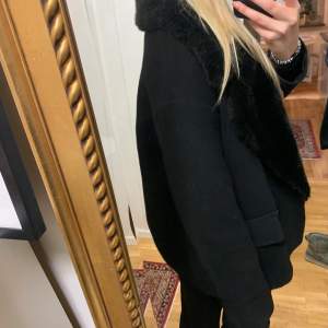 Säljer en svart trendig kappa från zara💓passar storlek s-m💞köp direkt för 400