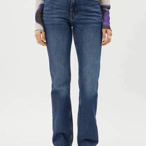 Jättesnygga midrise Weekday jeans i storlek 24/30 i modellen Twig, helt nya då jag köpte fel par. Ord pris 500kr men säljer för 200kr🤍