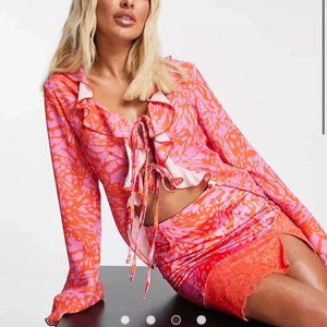 Djurmönstrad blus med volangkanter  - Oanvänd