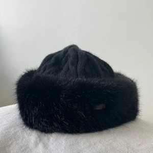 Mössa faux fur - Mössa med en faux fur collar. Köpt på Åhléns för 699 vintern 2020. Aldrig använd!