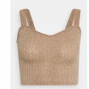 stickat linne från even odd - Brunt stickat linne från even odd i storlek M men passar mig som vanligtvis är S. Använd en gång. Skriv för fler bilder. 