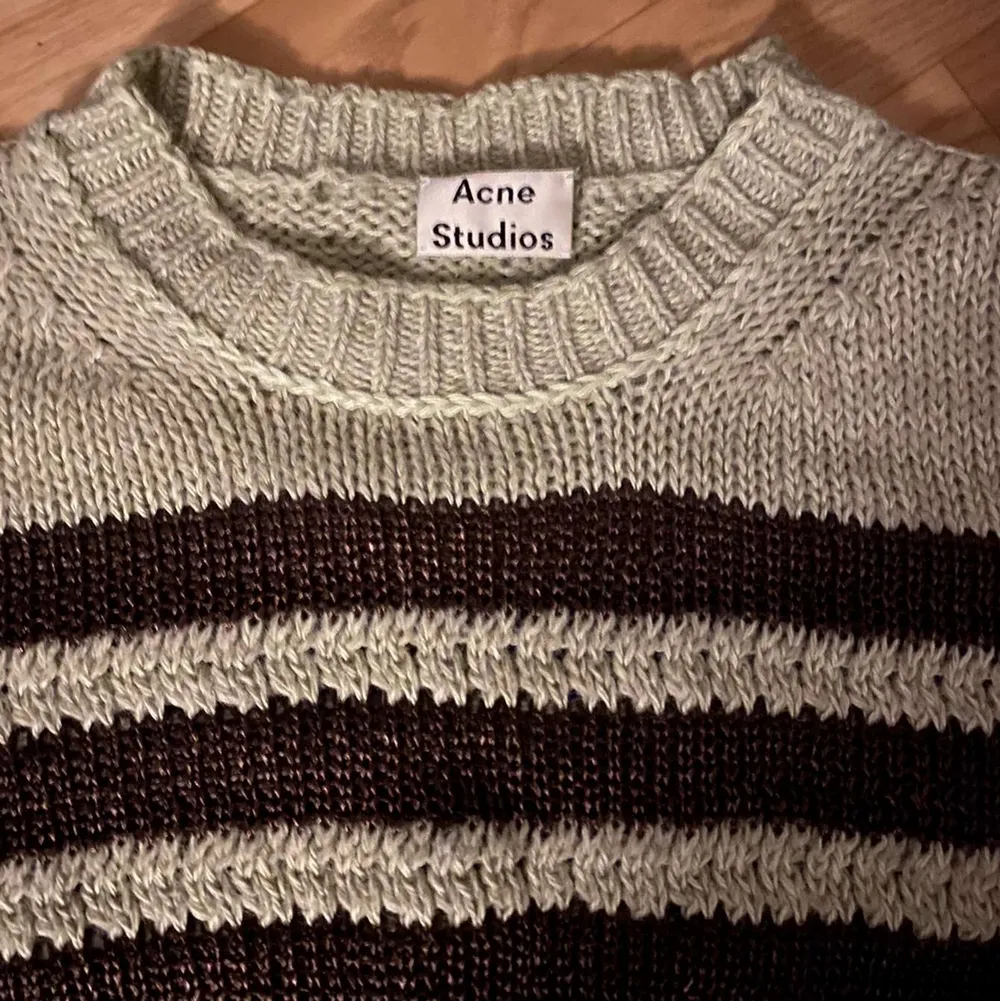 acne studios knit i storlek m, aldrig använd prislapp finns kvar. köparen står för frakt 💚. Tröjor & Koftor.