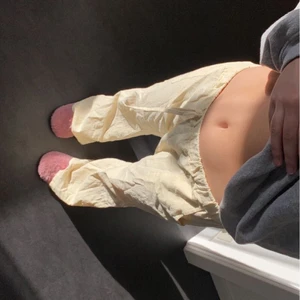 lågmidjade linnebyxor  - köpte på AliExpress typ men aldrig använda då dom är för långa på mig som är 160, inte så genomskinliga 💗 dom är beige/gula ish 