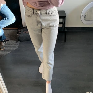 Grå mom jeans - Endast använd en gång. Säljer då de inte längre kommer till användning! 